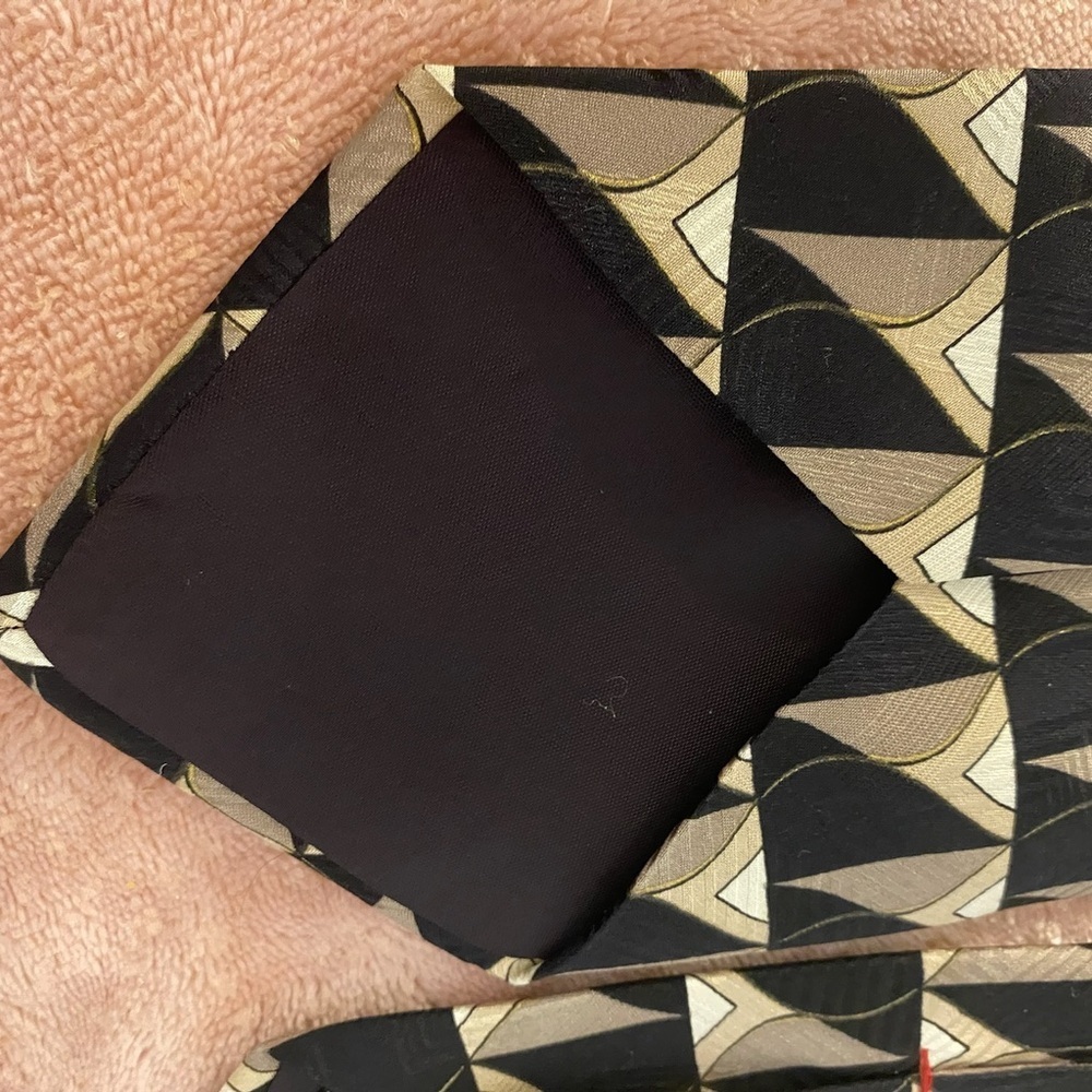 Elegant Black and Gold Men's Tie - Picture 7 of 8
